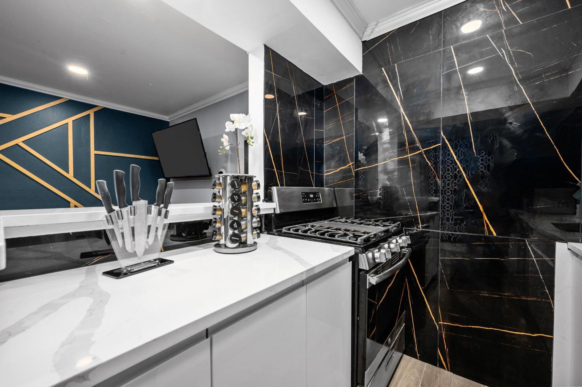 Bright & Airy Apt Close To Everything With Free Park Daire Houston Dış mekan fotoğraf